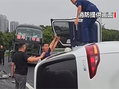 江苏丹阳 车辆侧翻人员被困 消防员出差途中施救