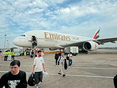 阿联酋航空一飞上海航班备降杭州 373名乘客被困机舱超10小时