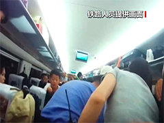 D2698次 4岁男童杏核卡喉 列车长成功施救