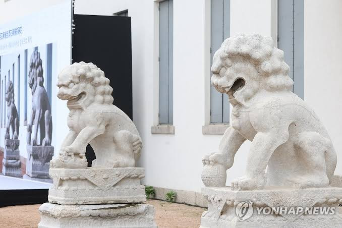 韩国赠还中国一对清代石狮
