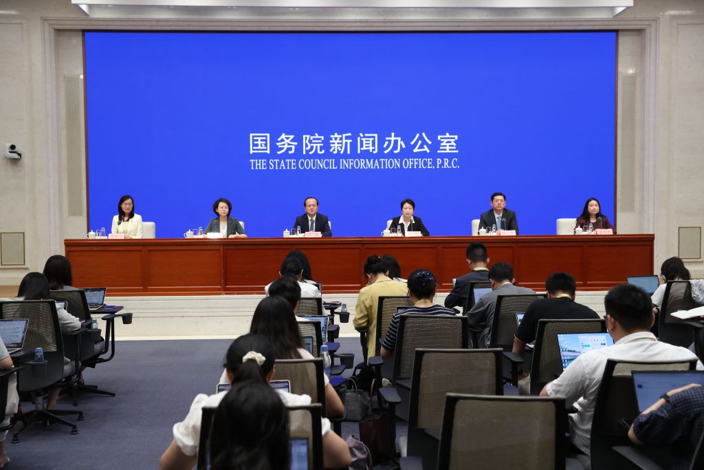 中国经济半年报 社会消费品零售总额同比增长1.3%