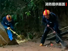 云南怒江 暴雨致多处积水 消防紧急排险救援
