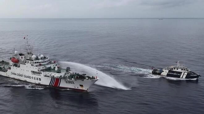 菲律宾两艘公务船侵闯中国黄岩岛管辖海域 中国海警依法驱离