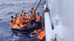 一艘越南籍船舶遇险沉没 62人遇险 中国海警昨晚再救起2名越南遇险船员