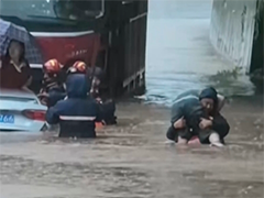 甘肃庆阳 遭遇降雨天气 消防员雨中营救被困群众