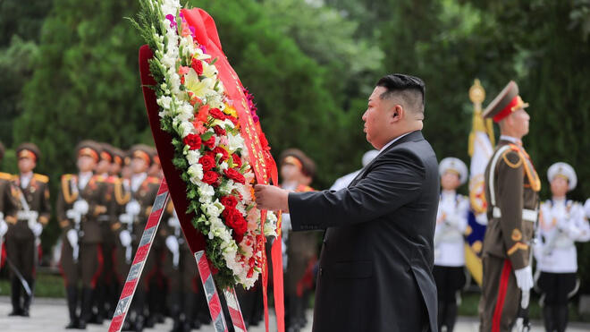 金正恩参谒中国人民志愿军烈士陵园