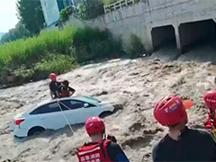 河北承德 车辆坠河两人被困 消防成功营救