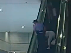 男童脚卡扶梯 众人合力救援