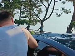 青岛:路遇车祸人员被困 青年教师紧急破窗救援
