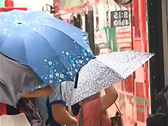 香港暴雨红色警告致幼稚园停课 家长称安排被打乱