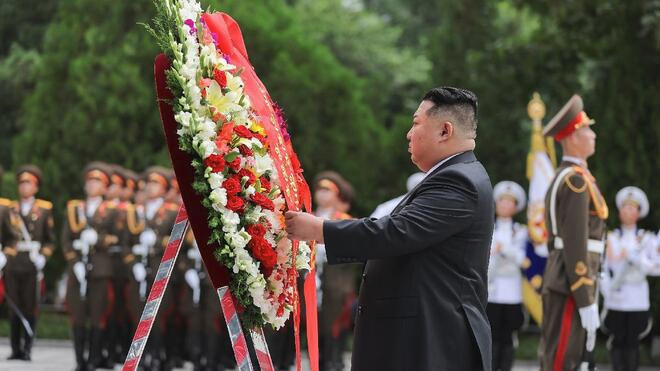 金正恩参谒中国人民志愿军烈士陵园