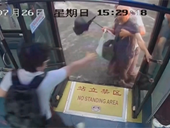 山东济南 暴雨中老人被冲倒 两名公交司机接力救援