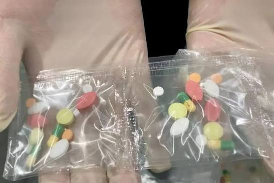 辽宁大连 海关查获近万粒"三无"药片 呈冰毒阳性