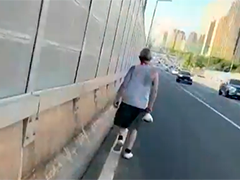 成都老人误入汽车跨线桥逆行 民警紧急寻回