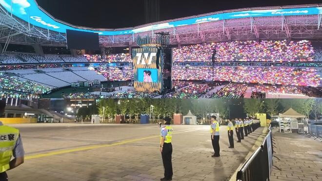时代少年团上海开唱 近5万名观众现场观演 多方保障下安全有序离场