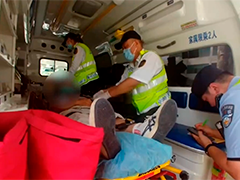 老人聚餐后中暑 警民救助转危为安