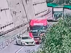 山西 轿车高速抢行超车酿事故