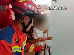 新疆 女童手卡门缝 消防快速救援