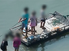 福建厦门 孩童漂浮筏上嬉闹 无人机喊话紧急劝导