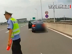 江苏 女子驾车突发身体不适 民警赶到及时送医