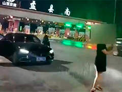 山西一女子高速口违停拍视频被查