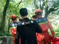 浙江宁波 高温天老人突然晕厥 消防紧急登山转运