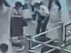 上海 旅客突然倒地不起 车站工作人员接力救援