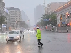 黑龙江哈尔滨遭遇短时强降雨天气 城区大面积积水 相关部门紧急排水