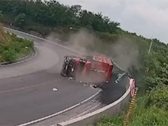 陕西宝鸡 煤车侧翻压埋轿车 路过军人刨煤营救司机