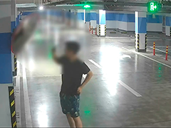 浙江慈溪 两名男子拉车门盗窃 得手后竟对镜自拍