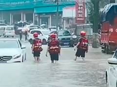 湖北恩施强降雨致车辆被淹人员被困 消防紧急救援