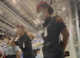 中国旅客曼谷机场追星时违反安检规则被拒绝登机 安检人员做出歧视性动作 素万那普机场公开致歉