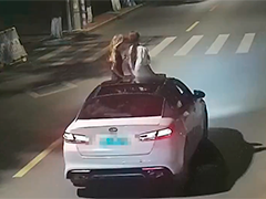 广西灵山 天窗不是观景台 如此危险“驶”不得