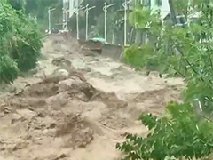 湖北宜昌暴雨来袭 紧急避险转移1582人