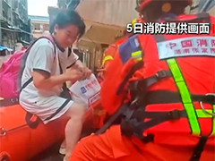 湖南张家界强降雨致城市内涝 消防紧急转移27人