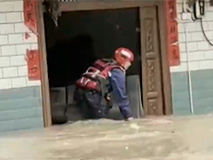 湖北宜昌遭遇短时强降雨 消防紧急转移被困群众