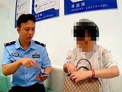 江苏泰州乘客执意交"解冻金"的哥驾车直奔公安局