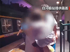 陕西 2岁幼儿突发疾病 列车紧急停靠施救