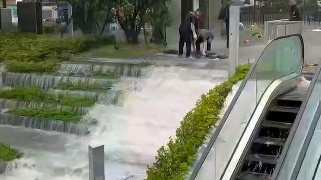 上海全力应对台风"白海豚" 各区上报:道路积水27处 小区积水7处 抢排工作正在进行