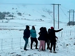 南非遭遇寒潮 降雪导致交通受阻