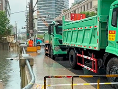 上海平江桥水位暴涨"重车压阵"紧急避险
