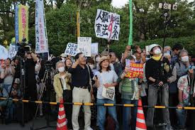 日本民众举行集会抗议高市政权扩军修宪的危险动向