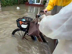 上海青浦强降雨致小区成"泽国"抢险车紧急开墙排涝