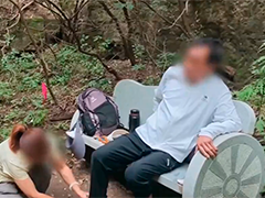 北京 台风天仍进山游玩 老人不慎摔伤