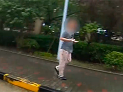台风天老人负气出走 民警视频追踪半小时找回
