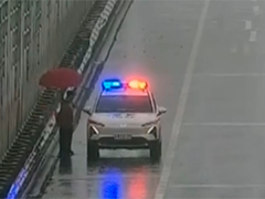 江苏扬州 暴雨中老人误入高速 被安全护送回家