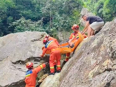 广西桂林 游客山谷游玩遇险 消防穿越重重险境救援