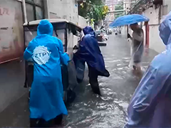 河南平顶山 强降雨致小区积水 当地紧急排涝