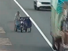 江西德安 七旬老人骑三轮车自驾游 稀里糊涂骑上高速