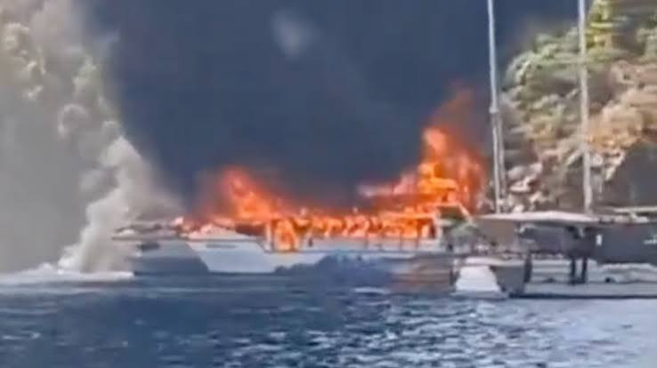 土耳其一观光游船起火 逾百人跳海避险